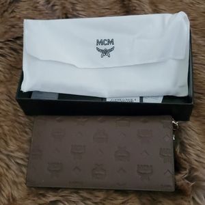 Mcm hp  Last One  warranty gorgeous snap wallet gorgeous love the charms